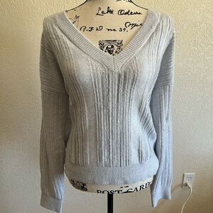 Cozy Light Gray V-Neck Ribbed Sequin Winter Sweater